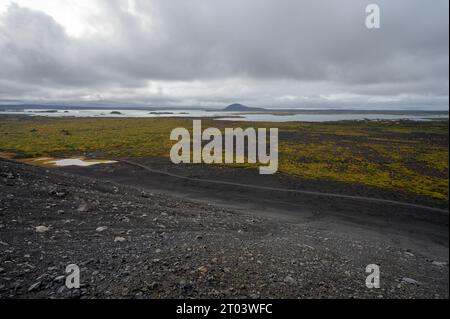 Blick auf den See Myvatn vom Rand des Kraters Hverfjall östlich von Myvatn, Island unter Wolkenlandschaft am Herbstnachmittag. Stockfoto