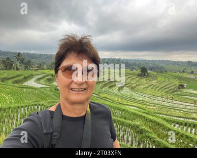 Selfie einer Seniorin auf Reisfeldern in Indonesien Stockfoto