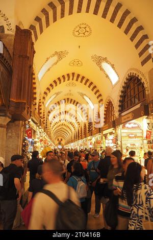 ISTANBUL, TÜRKEI, 12. Mai 2023: Großer Basar in Istanbul, Türkei. Stockfoto