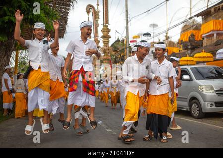 Bali, Indonesien - 16. September 2023: Balinesische Menschen werden bei einer traditionellen Zeremonie auf der Straße gesehen. Stockfoto