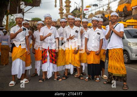 Bali, Indonesien - 16. September 2023: Balinesische Menschen werden bei einer traditionellen Zeremonie auf der Straße gesehen. Stockfoto