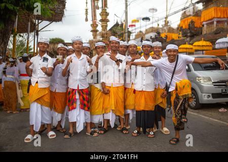 Bali, Indonesien - 16. September 2023: Balinesische Menschen werden bei einer traditionellen Zeremonie auf der Straße gesehen. Stockfoto