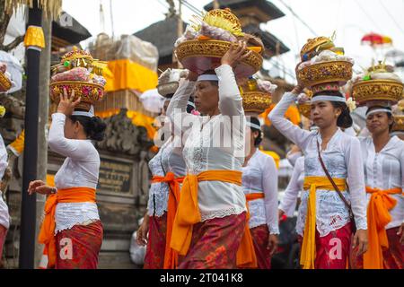 Bali, Indonesien - 16. September 2023: Balinesische Menschen werden bei einer traditionellen Zeremonie auf der Straße gesehen. Stockfoto