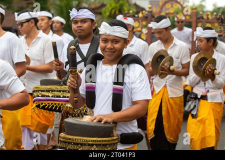 Bali, Indonesien - 16. September 2023: Balinesische Menschen werden bei einer traditionellen Zeremonie auf der Straße gesehen. Stockfoto