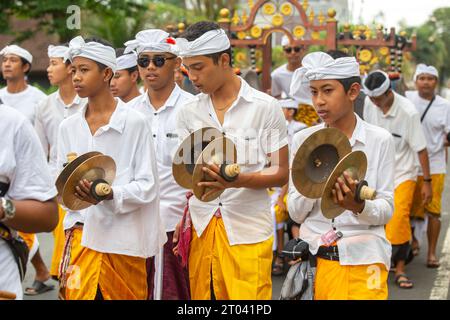 Bali, Indonesien - 16. September 2023: Balinesische Menschen werden bei einer traditionellen Zeremonie auf der Straße gesehen. Stockfoto