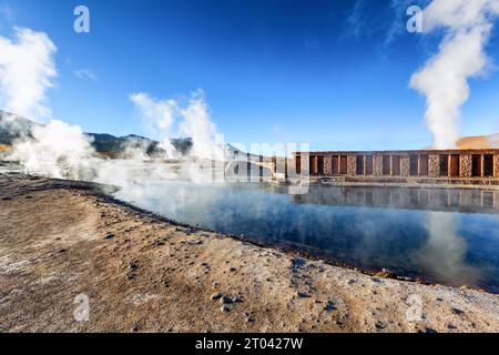 Dampfenden Geysiren und heißen Quellen bei El Tatio Geysire, San Pedro de Atacama, Chile, Südamerika Stockfoto