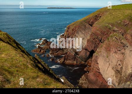 Klippen am St Ann's Head in der Nähe von Haverfordwest, Pembrokeshire, Wales Stockfoto