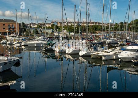 Kleine Boote in Milford Waterfront, Milford Haven, Pembrokeshire, Wales Stockfoto