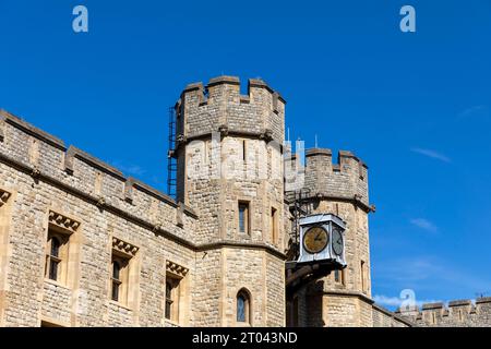 Waterloo Barracks im Tower of London, vor blauem Himmel Hintergrund, Uhr Nahaufnahme, London, England, Weltkulturerbe, september 2023 Stockfoto