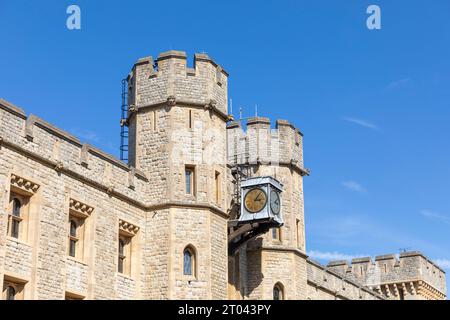 Waterloo Barracks im Tower of London, vor blauem Himmel Hintergrund, Uhr Nahaufnahme, London, England, Weltkulturerbe, september 2023 Stockfoto