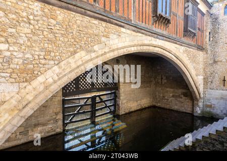 Verräter Gate Gefangene Eingang zum Tower of London mit Informationstafel zur Geschichte, London, England, Großbritannien Stockfoto