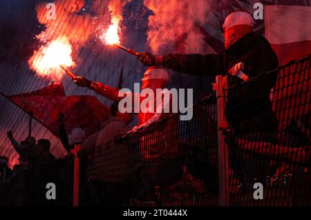 Kopenhagen, Dänemark. Oktober 2023. Fußball: Champions League, FC Kopenhagen - Bayern München, Gruppenphase, Gruppe A, Spieltag 2 im Parken Stadium. Bayern-Fans zünden Pyrotechnik an. Quelle: Sven Hoppe/dpa/Alamy Live News Stockfoto