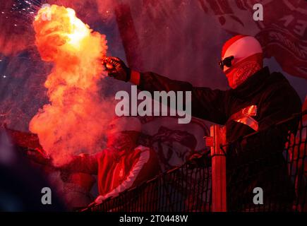 Kopenhagen, Dänemark. Oktober 2023. Fußball: Champions League, FC Kopenhagen - Bayern München, Gruppenphase, Gruppe A, Spieltag 2 im Parken Stadium. Bayern-Fans zünden Pyrotechnik an. Quelle: Sven Hoppe/dpa/Alamy Live News Stockfoto