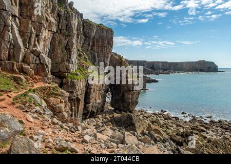 Blick auf die Küstenklippe von St Govan's Chapel, Bosherston, Pembrokeshire, Wales Stockfoto