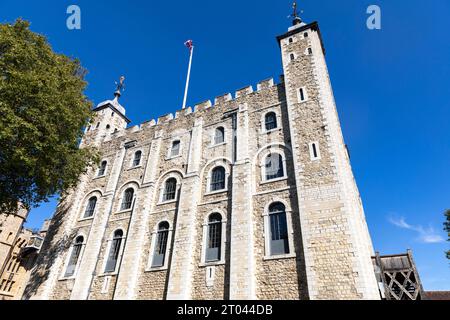 Weißer Turm der zentrale Turm des Tower of London, mittelalterliche Burg Donjon und wichtigste Touristenattraktion, blauer Himmel, London, England, Großbritannien Stockfoto