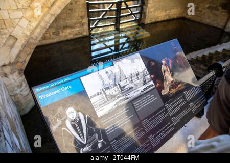 Verräter Gate Gefangene Eingang zum Tower of London mit Informationstafel zur Geschichte, London, England, Großbritannien Stockfoto