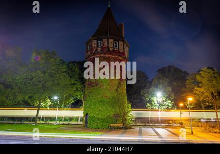 Hannover, Deutschland. Oktober 2023. Erste herbstliche Blätter am frühen Morgen am Döhrener Turm. (Aufnahme mit langer Belichtungszeit) Credit: Moritz Frankenberg/dpa/Alamy Live News Stockfoto