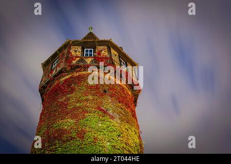 Hannover, Deutschland. Oktober 2023. Erste herbstliche Blätter am frühen Morgen am Döhrener Turm. (Aufnahme mit langer Belichtungszeit) Credit: Moritz Frankenberg/dpa/Alamy Live News Stockfoto