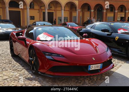 MODENA, ITALIEN, Oktober 2023 – Ferrari SF 90 Stradale neues Modell, Details, öffentliche Leistung in der Stadt Stockfoto
