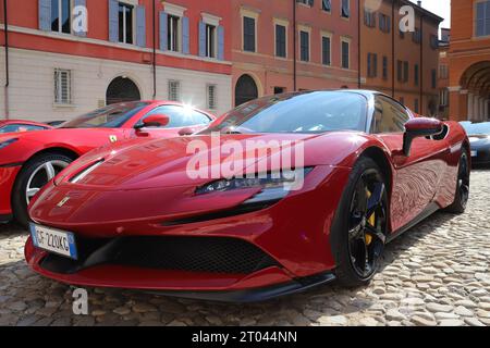 MODENA, ITALIEN, Oktober 2023 – Ferrari SF 90 Stradale neues Modell, Details, öffentliche Leistung in der Stadt Stockfoto