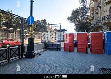 Einige der tragbaren Toiletten und die Absperrzäune. Auf der Formel-1-Rennstrecke in Baku, Aserbaidschan. Stockfoto