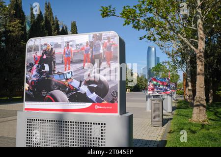 Eines der vielen temporären Poster, Bilder, Fotos von Rennen entlang der Uferpromenade. In der Formel 1, Formel 1 Rennstrecke Vorbereitungsbereich in Stockfoto