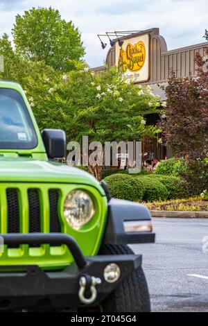 Gäste, die sich in Rockern auf der Veranda des Cracker Barrel in Newnan, Georgia, entspannen. (USA) Stockfoto