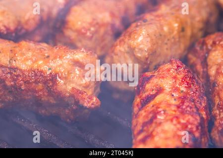 Traditionelle rumänischen Fleischbällchen "mici" auf dem Grill. Schmackhafte Fleischbällchen auf dem Grill, Schweinefleisch auf Holzkohlengrill Stockfoto