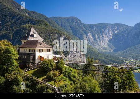 Hannes-Andross Brücke zur Aussichtsplattform Skywalk, im Hintergrund Rudolfsturm, Weltblick Hallstatt, Hallstättersee, Hallstatt, Salzkammergut Stockfoto