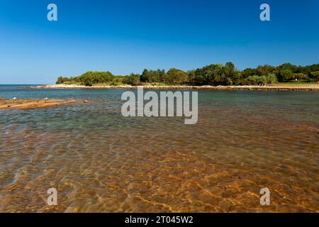 Strand an der Steinküste von Zambratija, Istrien, Kroatien Stockfoto