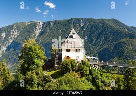 Hannes-Andross Brücke zur Aussichtsplattform Skywalk, im Hintergrund Rudolfsturm, Weltblick Hallstatt, Hallstättersee, Hallstatt, Salzkammergut Stockfoto