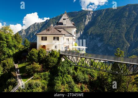 Hannes-Andross Brücke zur Aussichtsplattform Skywalk, im Hintergrund Rudolfsturm, Weltblick Hallstatt, Hallstättersee, Hallstatt, Salzkammergut Stockfoto