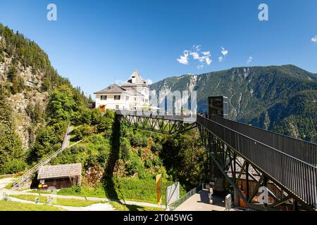 Hannes-Andross Brücke zur Aussichtsplattform Skywalk, im Hintergrund Rudolfsturm, Weltblick Hallstatt, Hallstättersee, Hallstatt, Salzkammergut Stockfoto