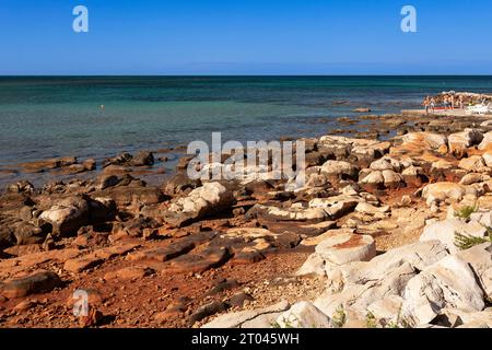 Strand an der Steinküste von Zambratija, Istrien, Kroatien Stockfoto
