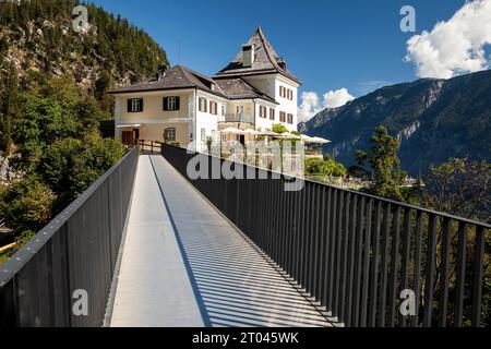 Hannes-Andross Brücke zur Aussichtsplattform Skywalk, im Hintergrund Rudolfsturm, Weltblick Hallstatt, Hallstättersee, Hallstatt, Salzkammergut Stockfoto