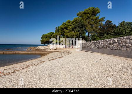 Strand an der Steinküste von Zambratija, Istrien, Kroatien Stockfoto