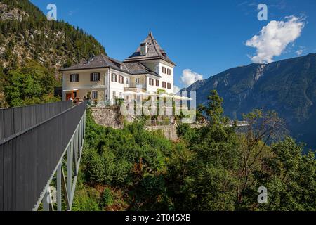 Hannes-Andross Brücke zur Aussichtsplattform Skywalk, im Hintergrund Rudolfsturm, Weltblick Hallstatt, Hallstättersee, Hallstatt, Salzkammergut Stockfoto