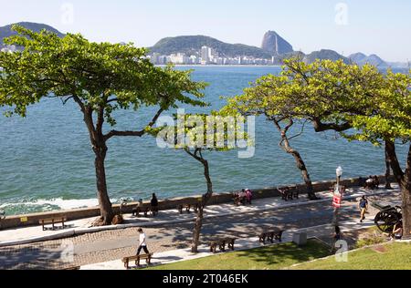 Promenade am Forte de Copacabana, hinter dem Zuckerhut und dem Copacabana-Strand mit den Bergen im Hintergrund, Rio de Janeiro Stockfoto