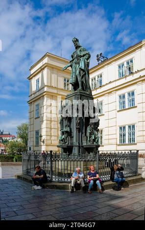 Denkmal für Karl IV. Des Bildhauers Ernst Julius Haehnel, Kreuzherrenplatz, Prag, Tschechische Republik Stockfoto