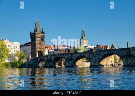Blick von der Moldau auf den Brückenturm der Altstadt und die Karlsbrücke, Prag, Tschechische Republik Stockfoto