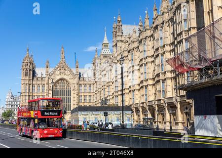 Der rote Londoner Doppeldeckerbus fährt während September 2023 Heatwave, UK, am House of Parliament in Westminster, London, England Stockfoto