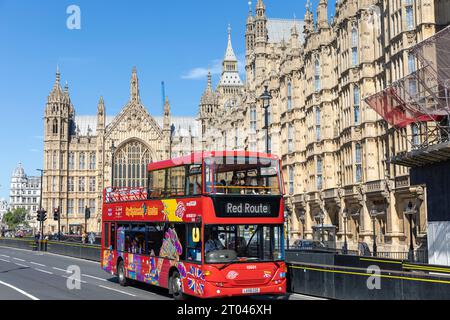 Der rote Londoner Doppeldeckerbus fährt während September 2023 Heatwave, UK, am House of Parliament in Westminster, London, England Stockfoto