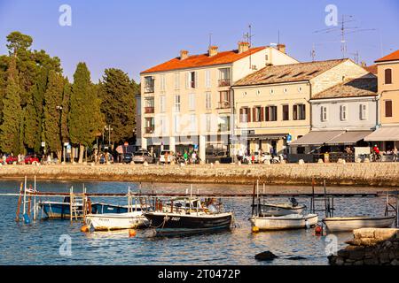 Kleine Fischerboote am Abend im Hafen von Porec, Kreis Istrien, Kroatien Stockfoto