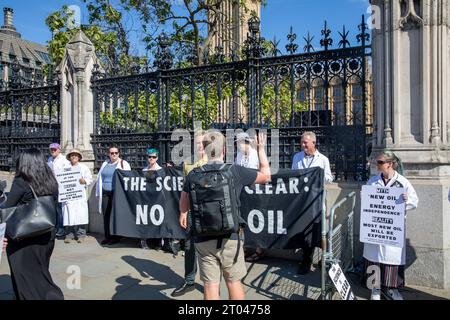 5. September 2023, kein neuer Ölprotest mit Demonstranten vor den Häusern des Parlaments, London, Großbritannien an einem sehr heißen Tag, die ihren Protest aussprechen Stockfoto