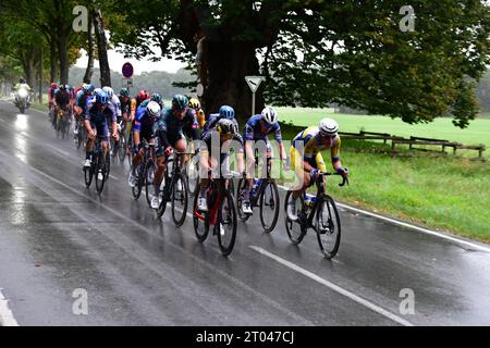 Radrennen - Sparkassen Münsterland Giro - Profirennen Fahrerfeld der Profifahrer auf regennasser Straße während der Sparkassen Münsterland Giro die 17. Aulage der Münsterland Giro findet unter Anlehnung an den 375. Jahrestag des Westfälischen Friedens auf der Strecke von Osnabrück nach Münster statt. Auf der ca. 200 km von langer Strecke geht es es von Osnabrück in Niedersachsen bis nach Münster in Nordrhein-Westfalen. Hierbei werden die Landkreise Osnabrück, Steinfurt und Münster durchfahren. Es starteten 174 Radprofis. In weiteren Rennen starteten über 5000 Rennfahrer in verschiedenen Klassen Stockfoto