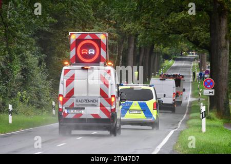 Radrennen - Sparkassen Münsterland Giro - Profirennen Schlussfahrzeuge des Strassenradrennens der Sparkassen Münsterland Giro. Die 17. Aulage der Münsterland Giro findet unter Anlehnung an den 375. Jahrestag des Westfälischen Friedens auf der Strecke von Osnabrück nach Münster statt. Auf der ca. 200 km von langer Strecke geht es es von Osnabrück in Niedersachsen bis nach Münster in Nordrhein-Westfalen. Hierbei werden die Landkreise Osnabrück, Steinfurt und Münster durchfahren. Es starteten 174 Radprofis. In weiteren Rennen starteten über 5000 Rennfahrer in verschiedenen Klassen. Bad Laer Niede Stockfoto