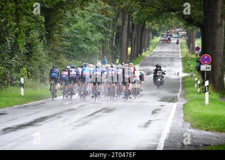 Radrennen - Sparkassen Münsterland Giro - Profirennen Fahrerfeld der Profifahrer auf regennasser Straße während der Sparkassen Münsterland Giro die 17. Aulage der Münsterland Giro findet unter Anlehnung an den 375. Jahrestag des Westfälischen Friedens auf der Strecke von Osnabrück nach Münster statt. Auf der ca. 200 km von langer Strecke geht es es von Osnabrück in Niedersachsen bis nach Münster in Nordrhein-Westfalen. Hierbei werden die Landkreise Osnabrück, Steinfurt und Münster durchfahren. Es starteten 174 Radprofis. In weiteren Rennen starteten über 5000 Rennfahrer in verschiedenen Klassen Stockfoto