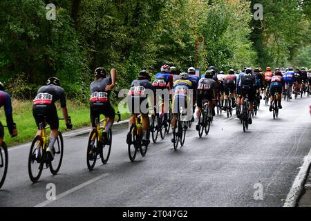 Radrennen - Sparkassen Münsterland Giro - Profirennen Fahrerfeld der Profifahrer auf regennasser Straße während der Sparkassen Münsterland Giro die 17. Aulage der Münsterland Giro findet unter Anlehnung an den 375. Jahrestag des Westfälischen Friedens auf der Strecke von Osnabrück nach Münster statt. Auf der ca. 200 km von langer Strecke geht es es von Osnabrück in Niedersachsen bis nach Münster in Nordrhein-Westfalen. Hierbei werden die Landkreise Osnabrück, Steinfurt und Münster durchfahren. Es starteten 174 Radprofis. In weiteren Rennen starteten über 5000 Rennfahrer in verschiedenen Klassen Stockfoto