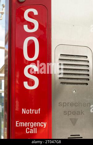 SOS, Notrufbox an einer Bushaltestelle, Nordrhein-Westfalen, Deutschland Stockfoto