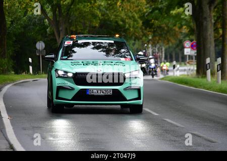 Radrennen - Sparkassen Münsterland Giro - Profirennen Begleitfahrzeuge im Fahrzeugtross des Profirennens der Sparkassen Münsterland Giro die 17. Aulage der Münsterland Giro findet unter Anlehnung an den 375. Jahrestag des Westfälischen Friedens auf der Strecke von Osnabrück nach Münster statt. Auf der ca. 200 km von langer Strecke geht es es von Osnabrück in Niedersachsen bis nach Münster in Nordrhein-Westfalen. Hierbei werden die Landkreise Osnabrück, Steinfurt und Münster durchfahren. Es starteten 174 Radprofis. In weiteren Rennen starteten über 5000 Rennfahrer in verschiedenen Klassen. Schlecht Stockfoto